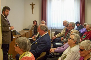 Foto von Dr. Stefan Kiefer bei seiner Ansprache